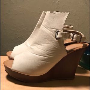 PRETTY WHITE SUMMER WEDGES